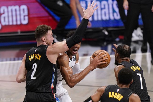 青岛队鏖战篮网,字母哥统治全场 青岛队鏖战篮网,字母哥统治全场