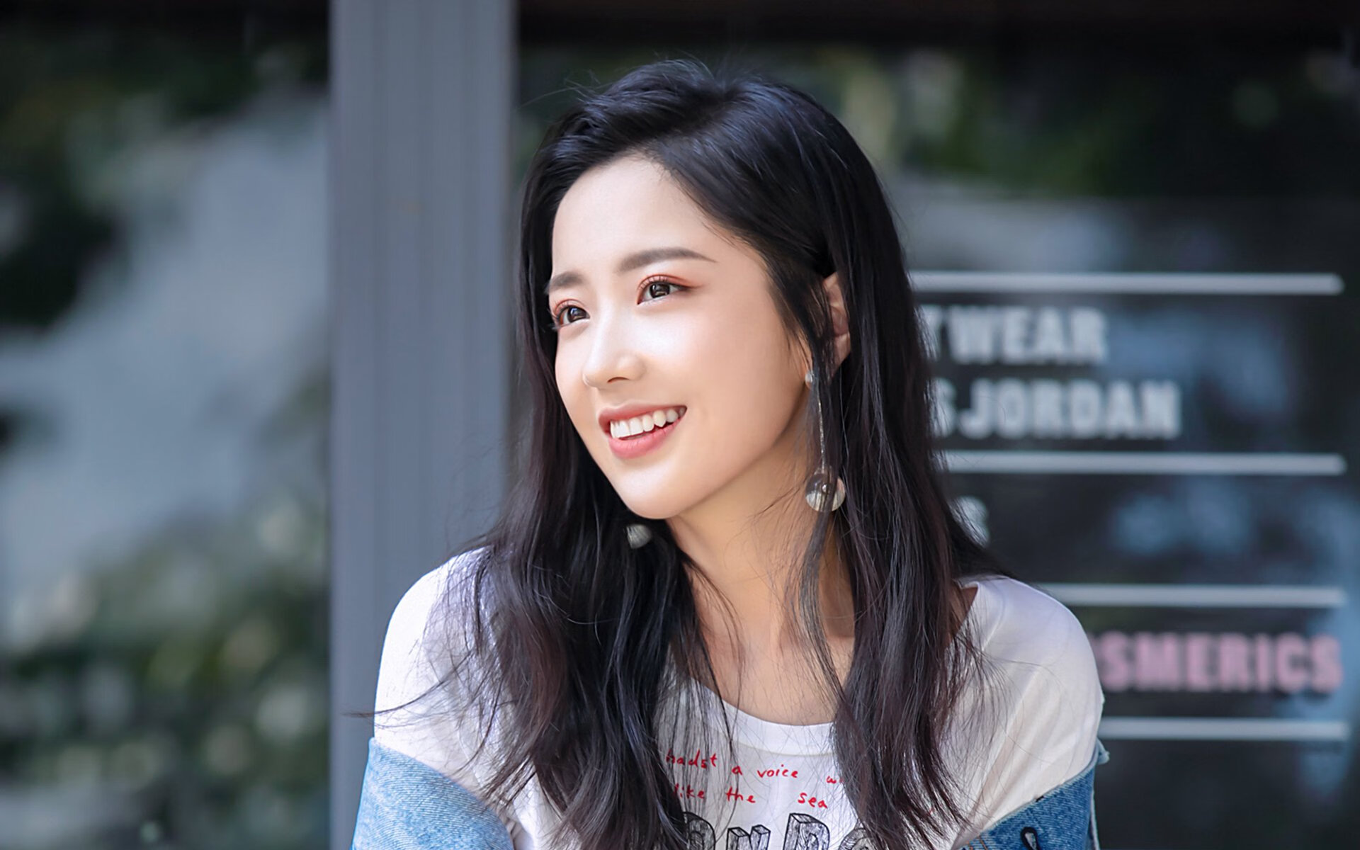 黑马奔腾银石赛道！哈斯金点子力克阿斯顿·马丁，维斯塔潘雨中独舞上演统治级表演